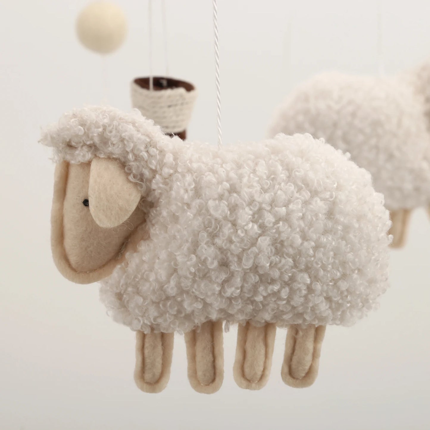 Mobile Mouton et ballon pour berceau